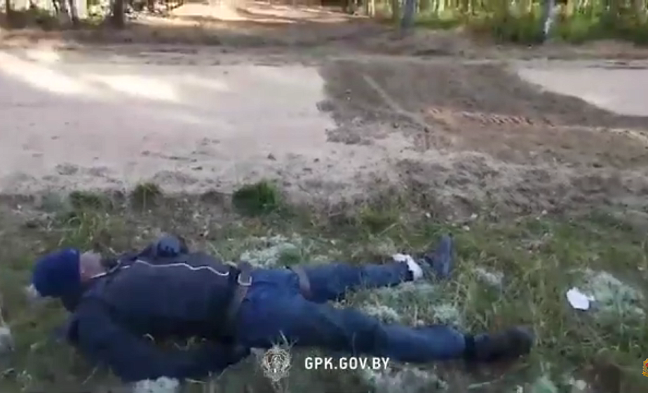 На белорусско-литовской границе обнаружили мигранта с травмой ноги. Литовские силовики выкинули его на линию границы