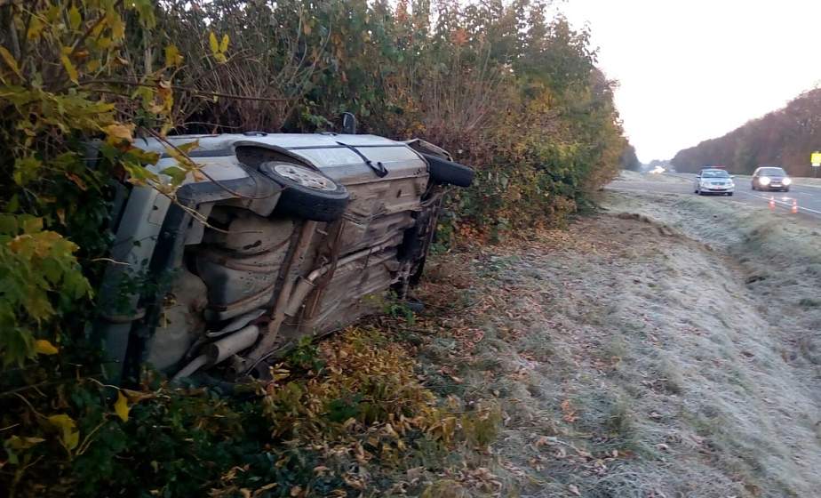 Не заметил трактор из-за тумана. Под Гродно автомобиль съехал в кювет при совершении обгона