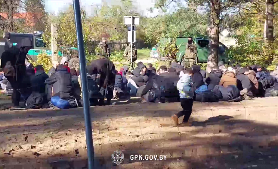 ГПК: Польские военные стреляют в воздух и бьют дубинками беженцев