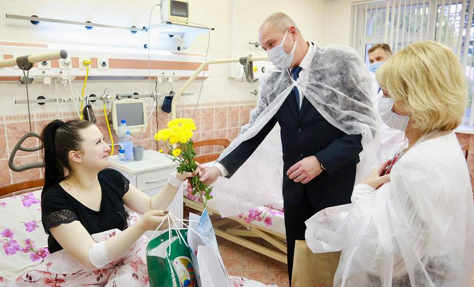 «Я мама и невероятно этим горжусь». В Гродно поздравили женщин, родивших в День матери