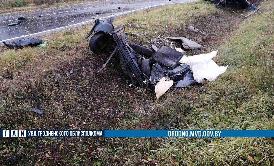 В Сморгонском районе «лоб в лоб» столкнулись Рено и Мерседес: один из водителей в реанимации 