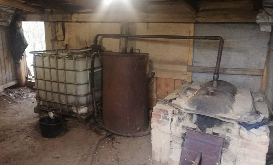 В Свислочском районе мужчина варил самогон "для себя": аппарат и напиток изъяты, проводится проверка