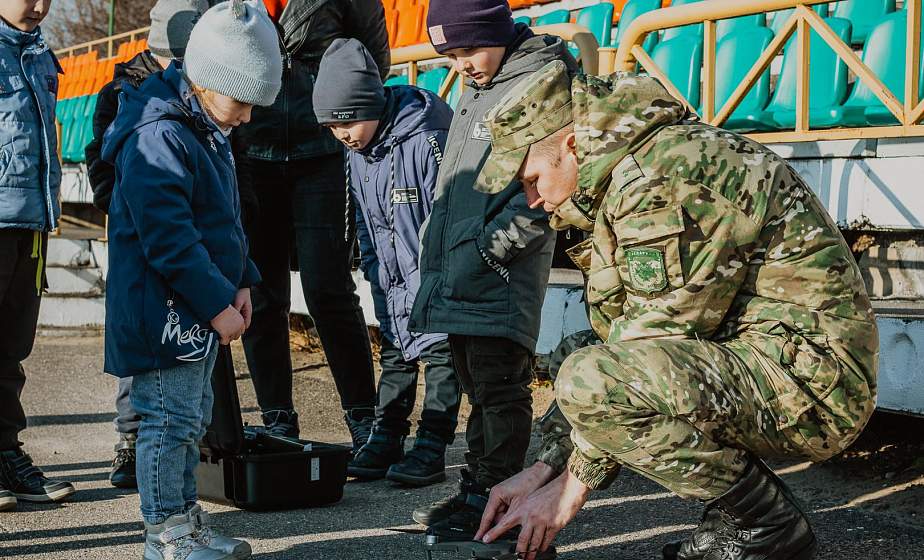Спецтехника военнослужащих и показательное выступление кинологов. Патриотическая акция «К защите Отечества готов!» стартовала на Гродненщине