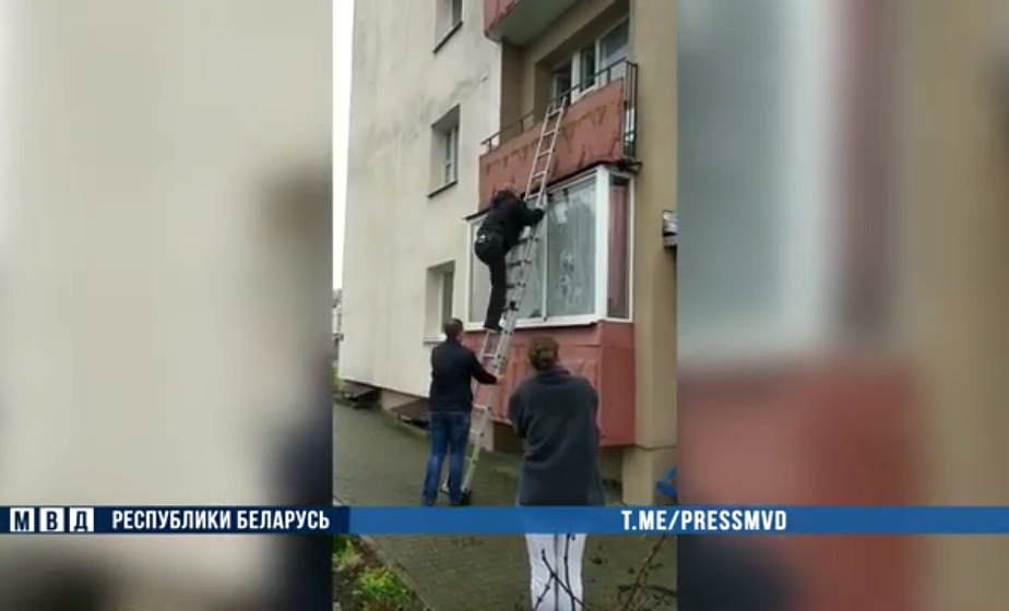 Возле Гродно горела квартира: участковый успел спасти хозяина