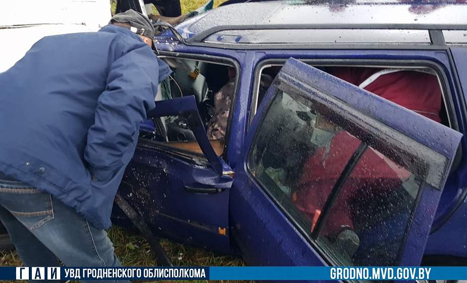 Подробности ДТП в Лидском районе: чтобы достать водителя, понадобилась помощь спасателей