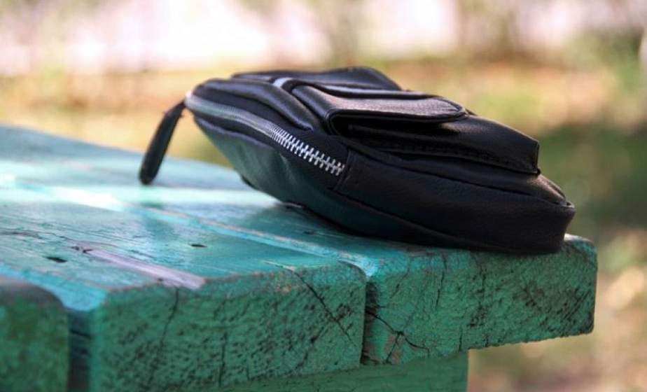 В Лиде 18-летний парень забыл на скамейке ноутбук. Сотрудники милиции нашли того, кто его присвоил