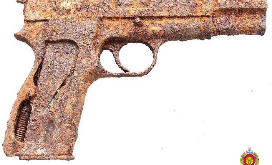 Мужчина нашел в лесу пистолет системы Браунинга модели 1935 года и более 100 патронов