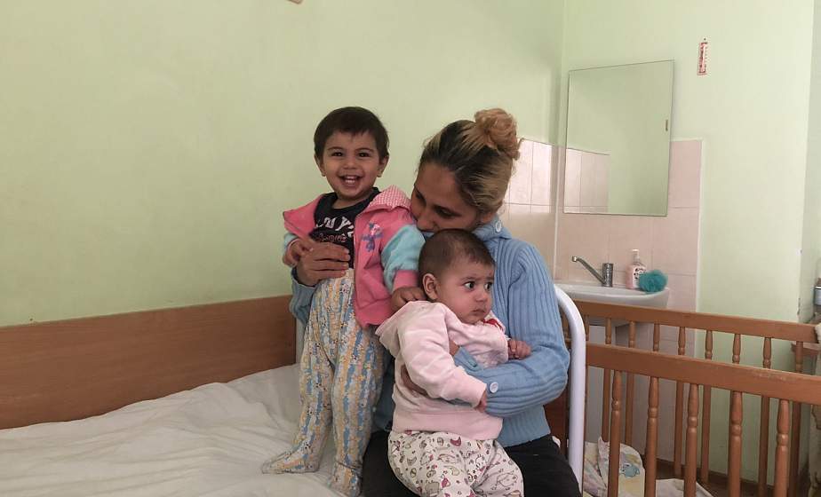Малыш с границы, мама которого опасалась за его жизнь, идет на поправку в детской больнице