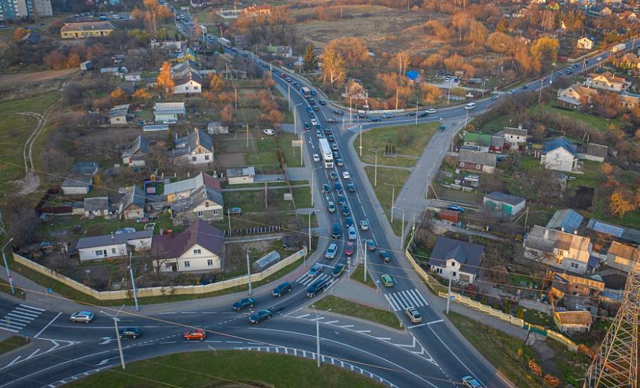 Почему кольцо на улице Тавлая "тормозит" движение в часы пик