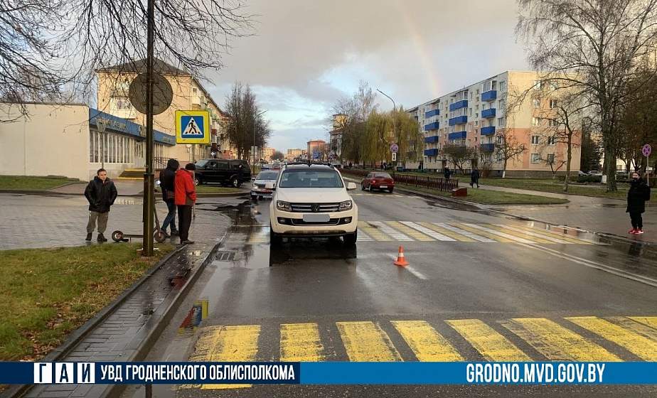 В Лиде водитель внедорожника сбил девушку на самокате. Она не спешилась на пешеходном переходе