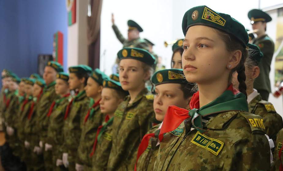 «Быть достойным примером для сверстников, чтить память героев-пограничников». В Гродно школьники приняли присягу юного усовца