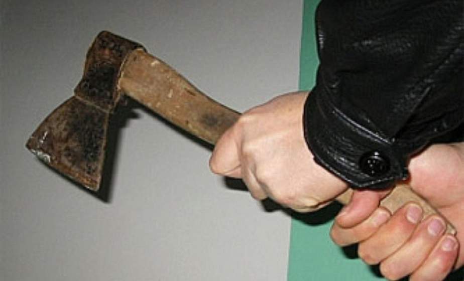 В Гродно мужчина на шум вышел с топором