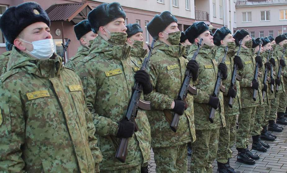 В Гродненской пограничной группе новобранцам торжественно вручили боевое оружие