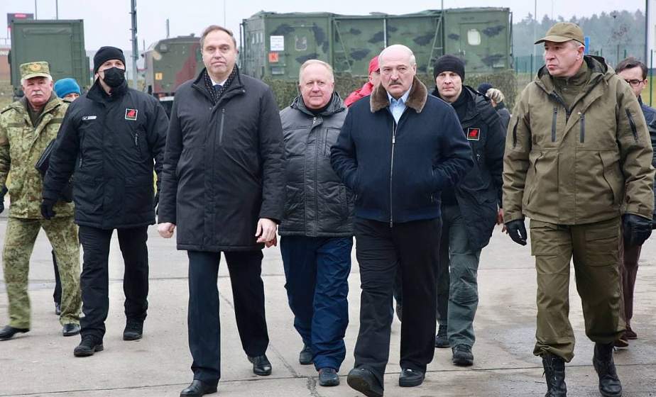 Президент Беларуси посетил транспортно-логистический центр возле пункта пропуска "Брузги", где размещены беженцы
