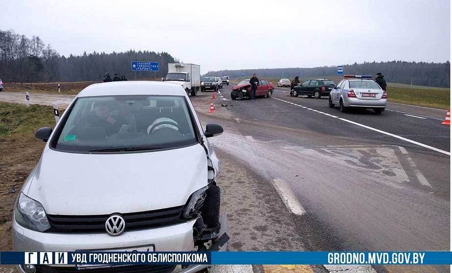 В Гродненском районе в результате аварии столкнулись три машины