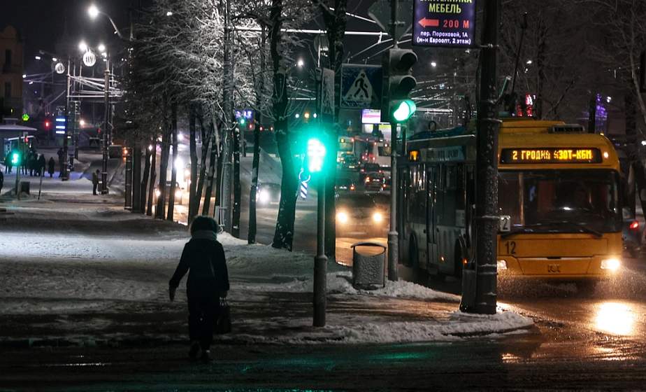Декабрьское утро в Гродно: заснеженные улицы и новогодние украшения