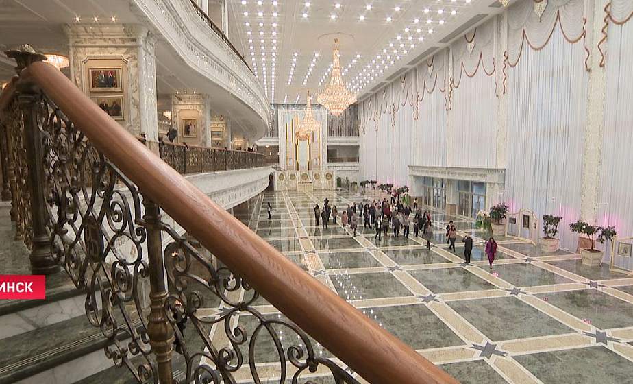 Работники ГрГУ имени Янки Купалы привезли во Дворец Независимости уникальные ёлочные игрушки ручной работы
