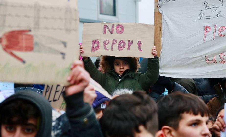«Германия, помоги нам, пожалуйста»: беженцы вышли на митинг, чтобы обратиться к Европе