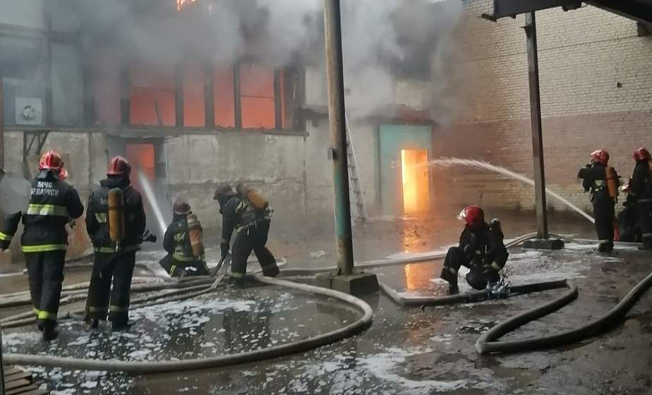 В Гродно спасатели МЧС ликвидировали пожар складского помещения