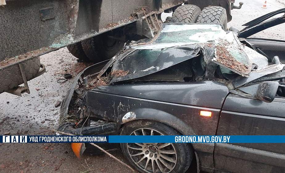 В Островецком районе столкнулись легковушка и МАЗ: водитель и пассажир в больнице