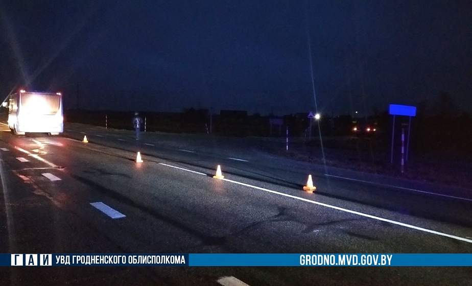 Переходя дорогу. В Слонимском районе пенсионер попал под автобус