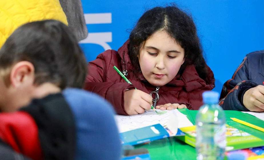 ФОТОФАКТ: Первое занятие с маленькими беженцами в мобильном образовательном пункте ТЛЦ