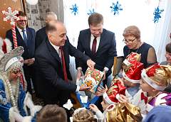 Добрым надо быть всегда. Госсекретарь Совета Безопасности Александр Вольфович поздравил с наступающими праздниками воспитанников детских домов в Лиде