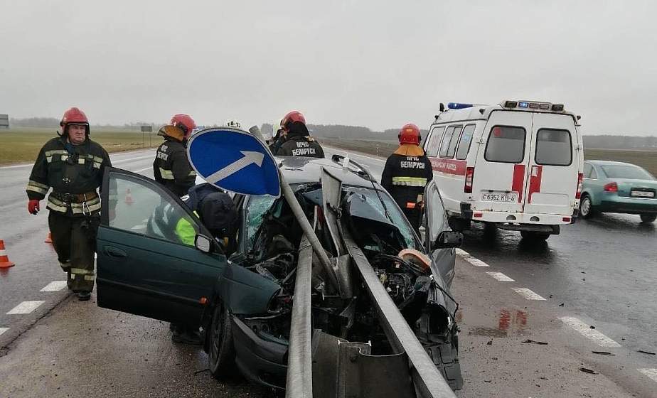 Первая серьезная авария в новом году: в Щучинском районе водитель врезался в заграждение