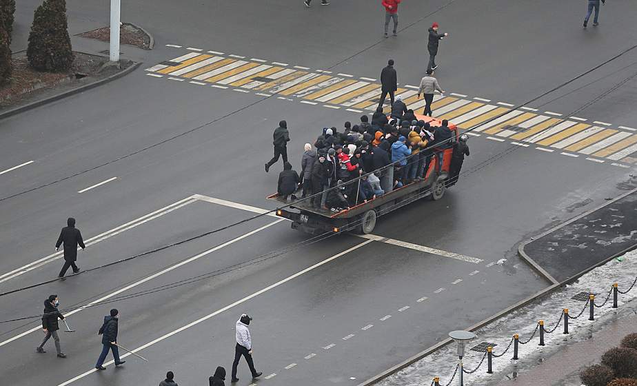 В Алматы протестующие захватили резиденцию президента
