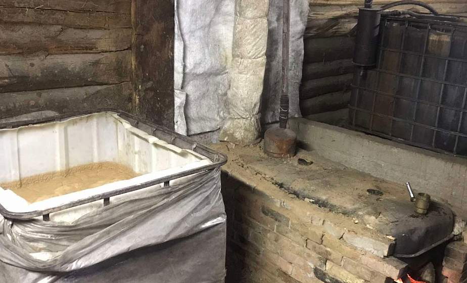 Гродненец купил дачу на Щучинщине и обустроил там "завод" по производству самогона