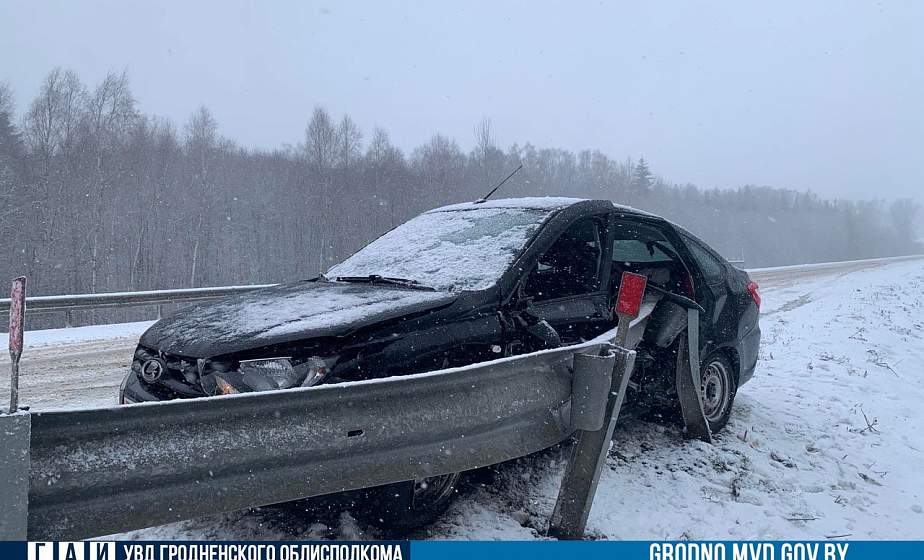 Под Ошмянами легковушка протаранила отбойник: погиб пассажир