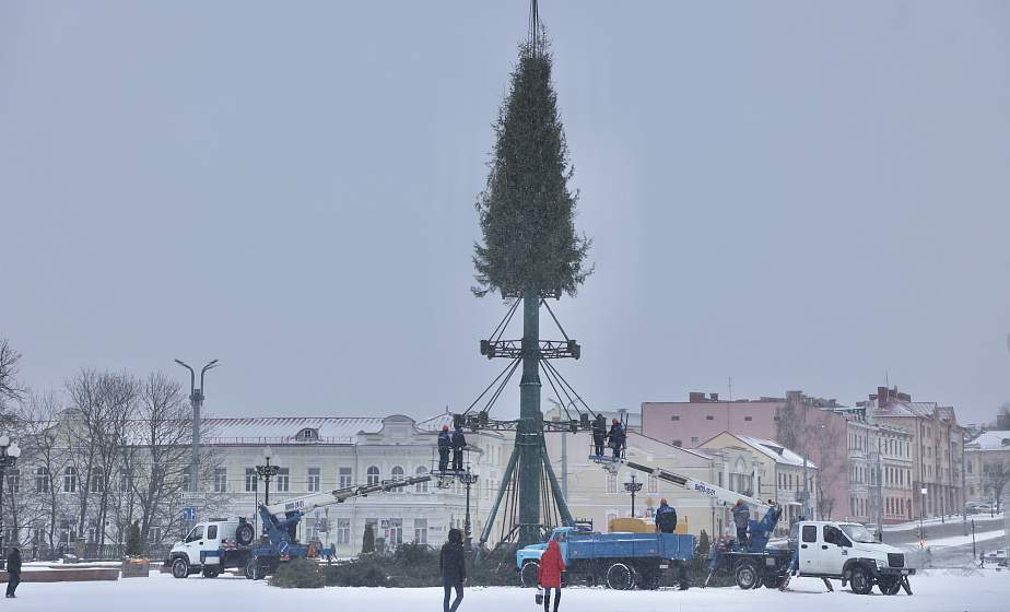 В Гродно на площади Ленина разбирают новогоднюю елку