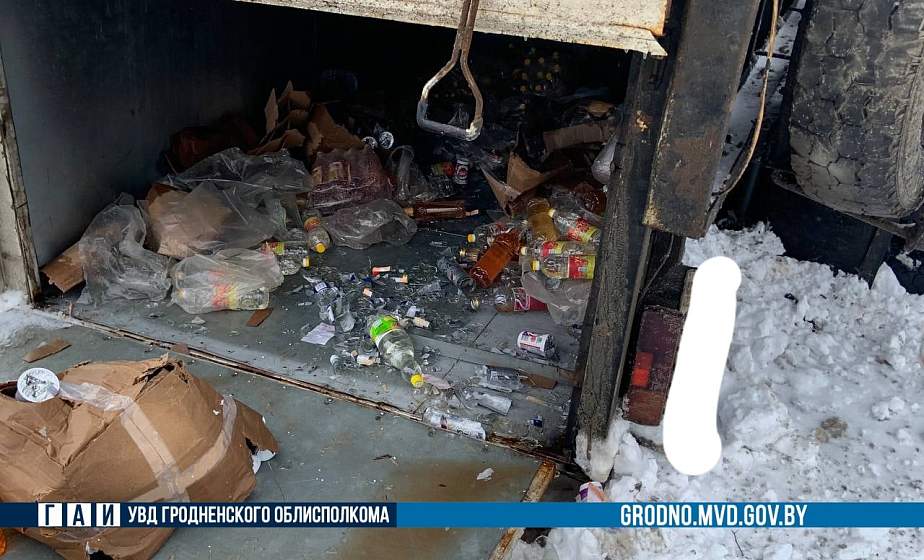 ДТП под Гродно: "ГАЗ" перевернулся, "пострадало" около 100 литров перевозимого спиртного