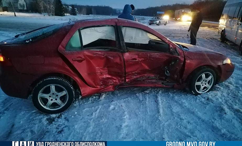 ДТП в Гродненском районе: пассажирка "Мерседеса" получила перелом носа 