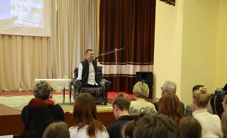 Мотивация, упорство, правильный пример. Паралимпиец Алексей Талай провел мотивационный тренинг с учащимися СШ №35 г. Гродно