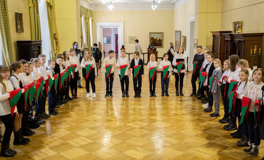 Ученикам новой школы №41 повязали первые пионерские галстуки