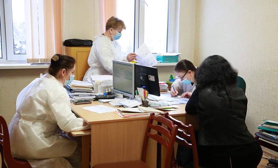 На вызовах и в колл-центрах. Как гродненские студенты-медики помогают врачам в период подъема ОРИ  