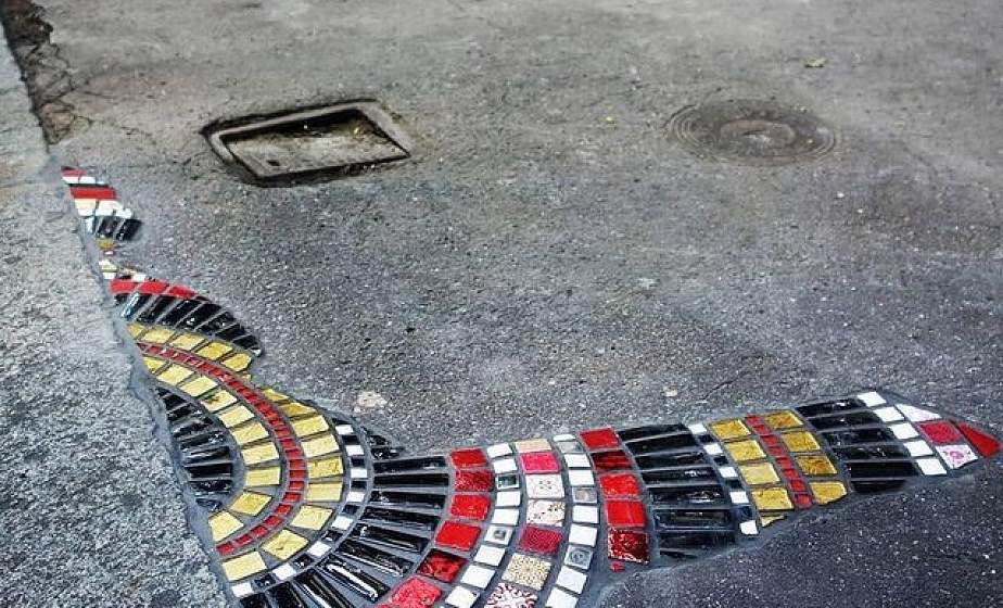 Flacking по-гродненски. В Гродно неизвестный энтузиаст заделывает выбоины на тротуарах мозаичными композициями