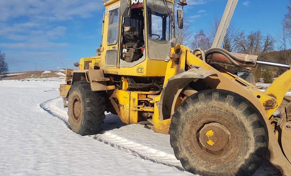 В Сморгонском районе погрузчик съехал в кювет: водитель выпал через стекло