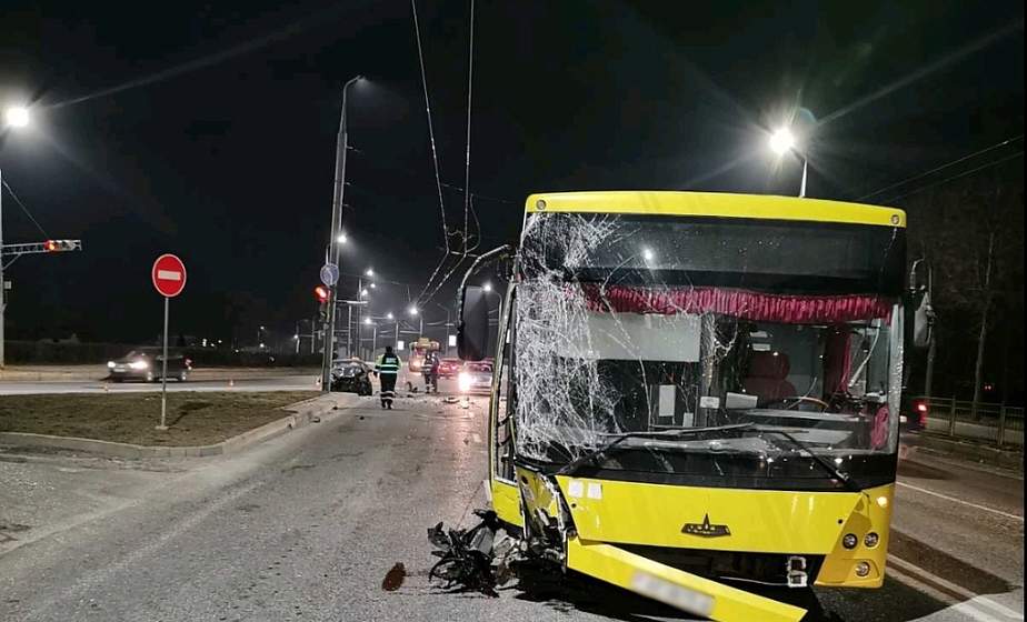 В Гродно автомобиль такси столкнулся с автобусом