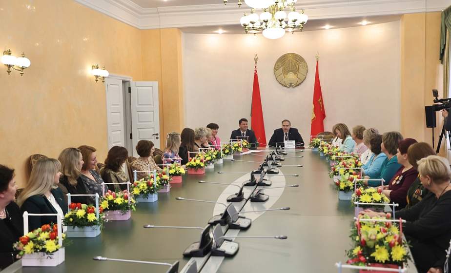 В преддверии 8 Марта торжественный прием женщин прошел у председателя облисполкома Владимира Караника