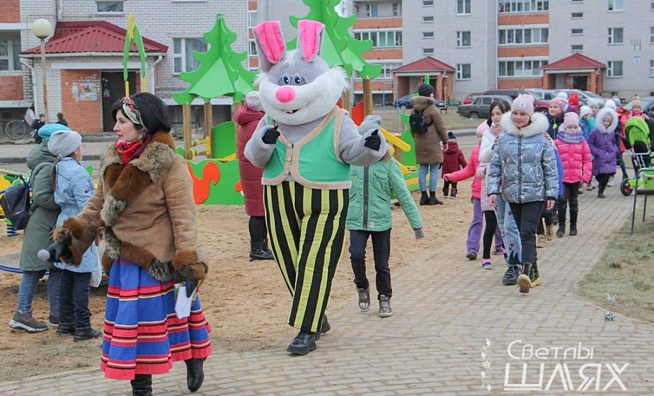ФОТОФАКТ: Весна идет! В Сморгони новая детская площадка встречала первых посетителей