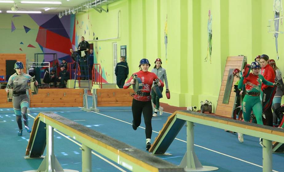 Подъем по штурмовой лестнице и полоса с препятствиями. В Гродно проходят республиканские соревнования по пожарно-спасательному спорту