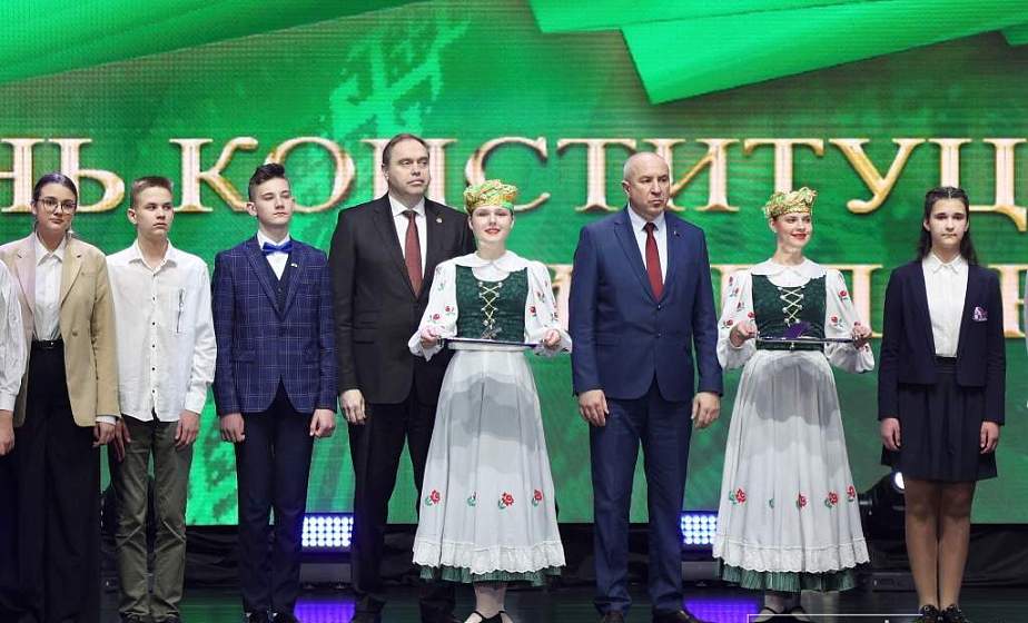 «Я точно знаю, что стану достойным гражданином своей страны». Лучшим школьникам области в День Конституции торжественно вручили первые паспорта