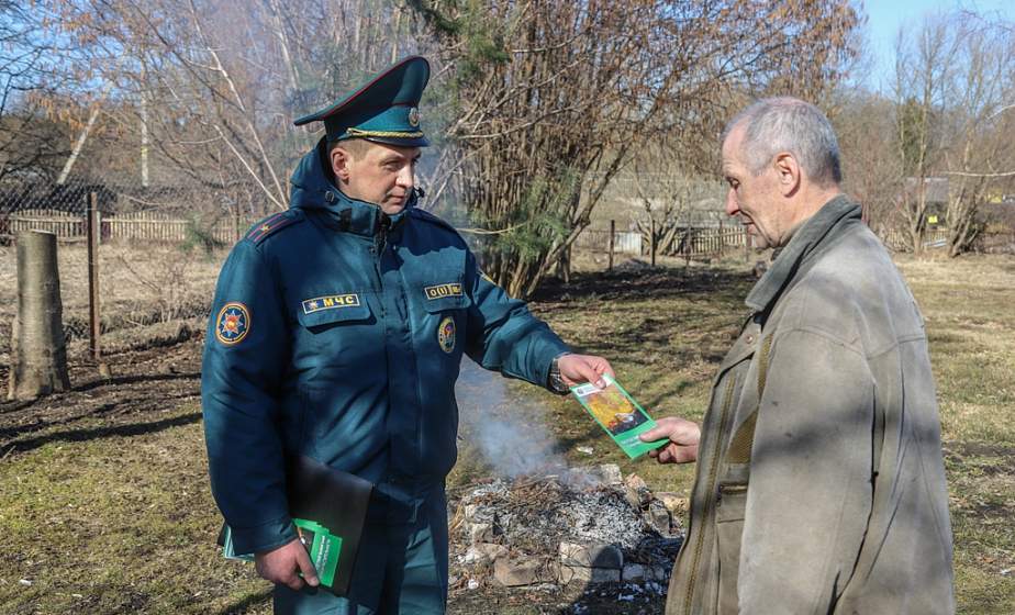 «От костра не отходим, зачем нам проблемы?» Корреспондент «ГП» побывал в рейде с сотрудниками МЧС и посмотрел, не пренебрегают ли горожане безопасностью при сжигании сухой растительности