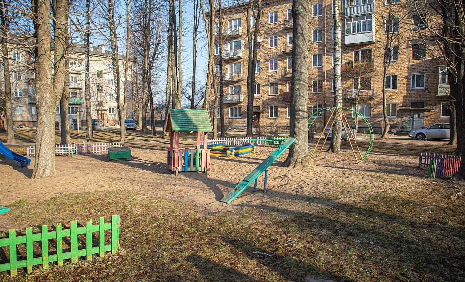 Посторонние на площадке. Покосившиеся объекты, дефекты в конструкциях и сторонние предметы на территории дворовых детских зон требуют внимания специалистов