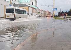 В Гродно до двух ночи откачивали воду с подтопленных ливнем улиц (+ видео) 