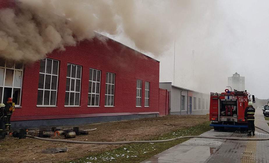 В Гродно спасатели ликвидировали пожар в цехе производственного предприятия