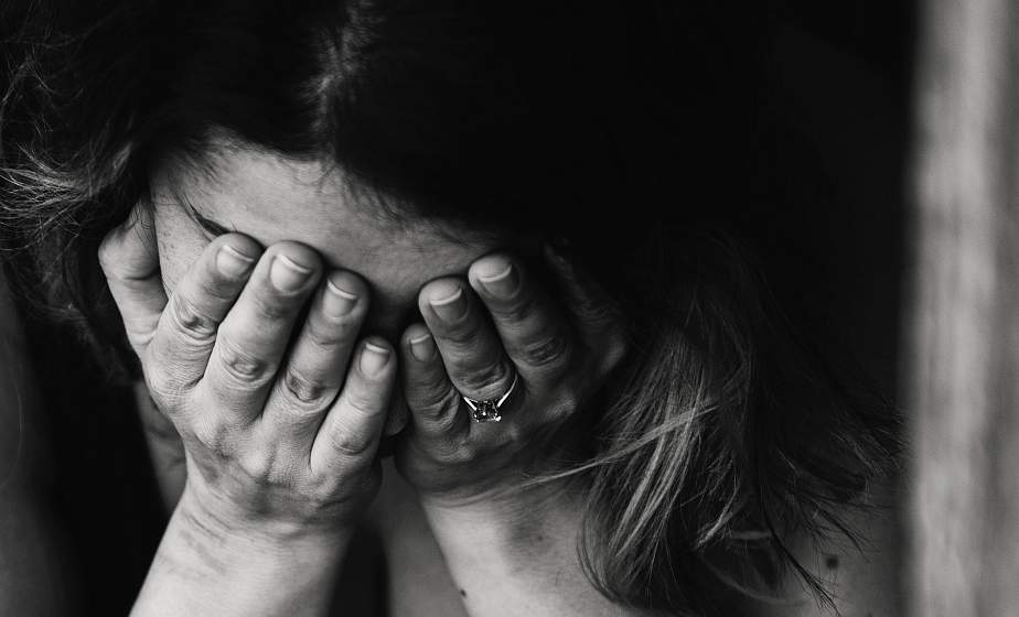 Несовершеннолетняя слонимчанка наносила себе повреждения. Причиной тому оказалось пережитое насилие