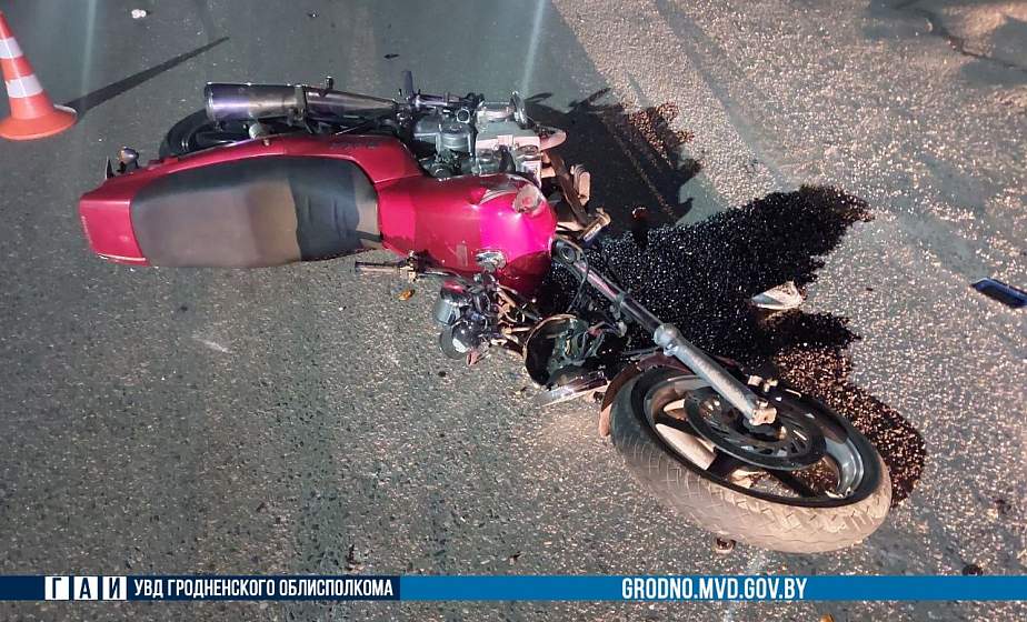 В Сморгони столкнулись мотоцикл и такси: два человека в больнице